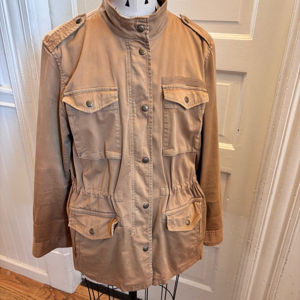 Gap Field Jacket
Zip up and snaps
Military inspired
Perfect for Spring!